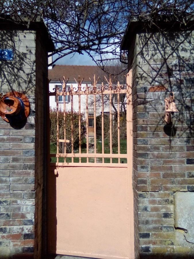 La Grille Fleurie, Chambres D'Hote Chez L'Habitant Arthonnay Exterior photo