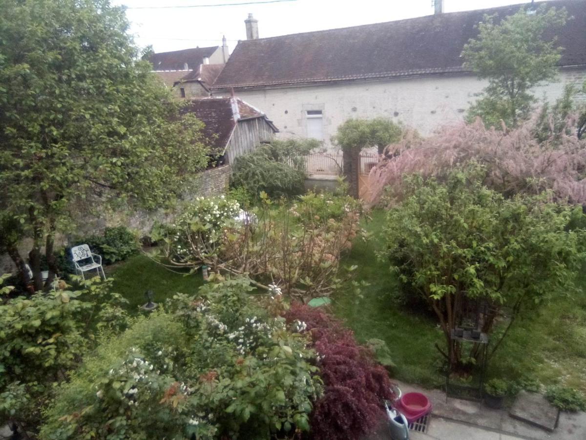 La Grille Fleurie, Chambres D'Hote Chez L'Habitant Arthonnay Exterior photo
